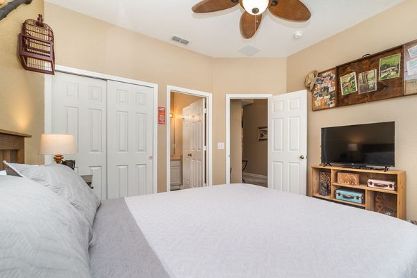 King Suite Bedroom 2 (Angle)
40" Roku TV