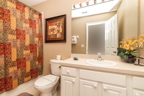 Hall Bathroom 5 Upstairs
Tub/Shower Combo