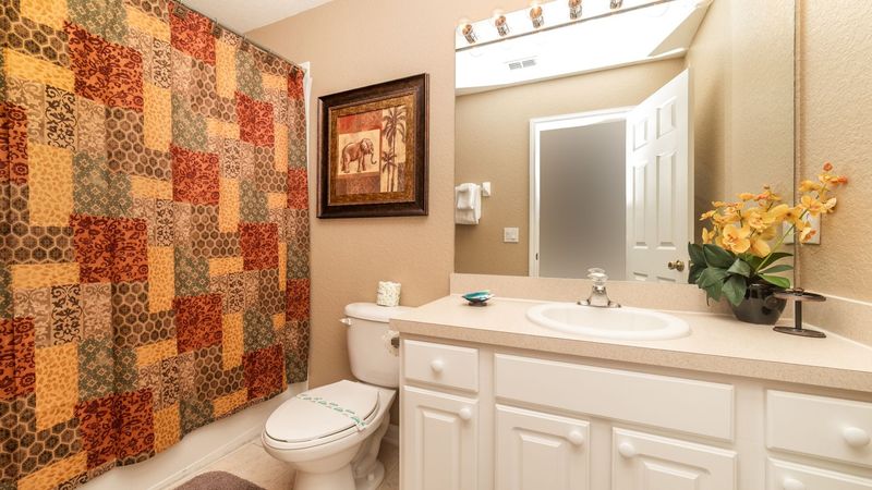 Hall Bathroom 5 Upstairs
Tub/Shower Combo
