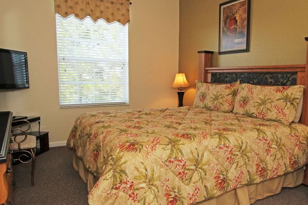 Master King Bedroom 
39" TV 
Attached Bathroom
Shower