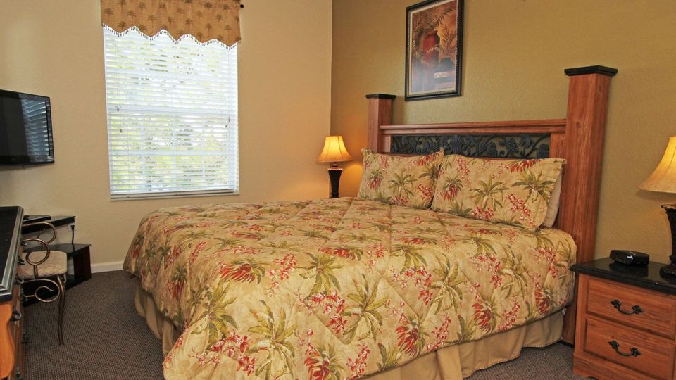 Master King Bedroom 
39" TV 
Attached Bathroom
Shower