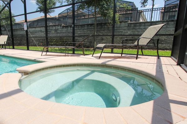 Spa
Pool Faces South