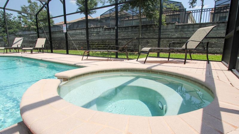 Spa
Pool Faces South