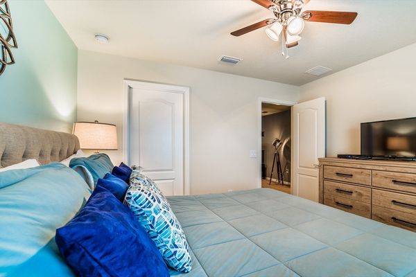 King Bedroom 4
32" TV