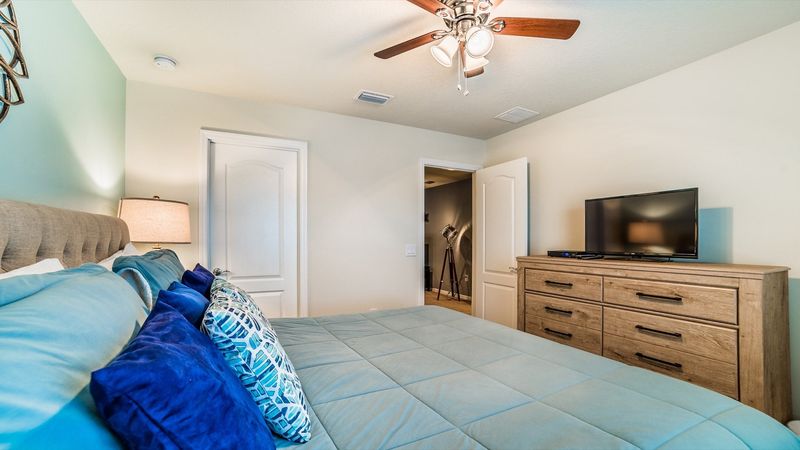 King Bedroom 4
32" TV
