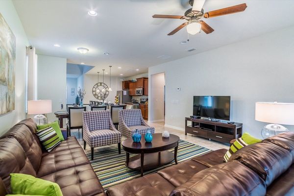 Living Room (Angle)
50" TV