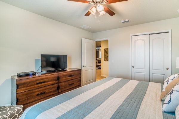 King Bedroom 5
32" TV