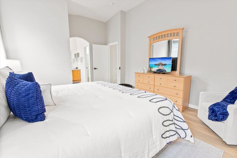 Master King Bedroom 1 (Angle)
32" TV