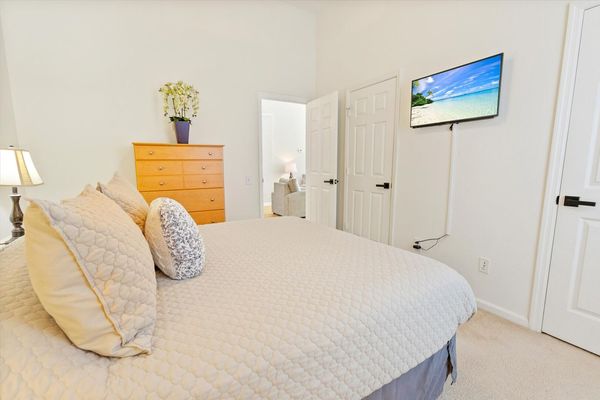 Queen Suite Bedroom 2 (Angle)
32" TV