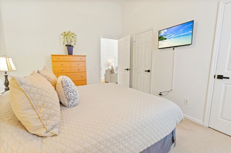 Queen Suite Bedroom 2 (Angle)
32" TV