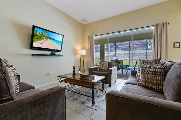 Living Room (Angle)
50" TV