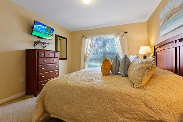 King Bedroom 4 (Angle)
32" Roku TV