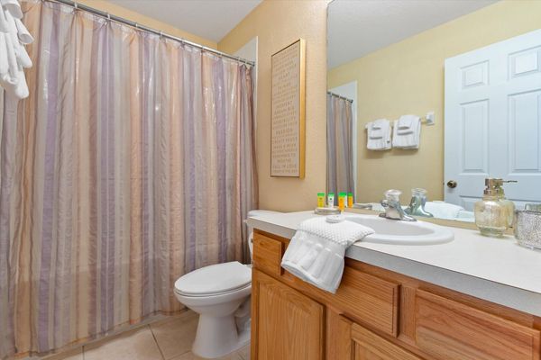 Hall Bathroom 4, Upstairs
Tub/Shower Combo