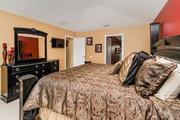 Master King Bedroom 1
32" Smart TV