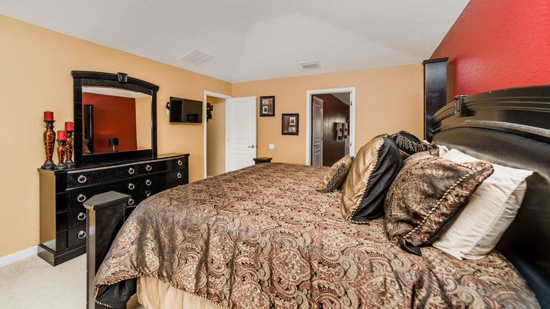 Master King Bedroom 1
32" Smart TV