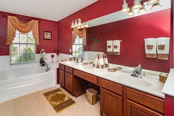 Master King Bathroom 1 Upstairs
Tub & Shower