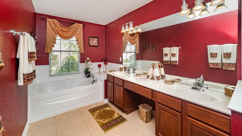 Master King Bathroom 1 Upstairs
Tub & Shower