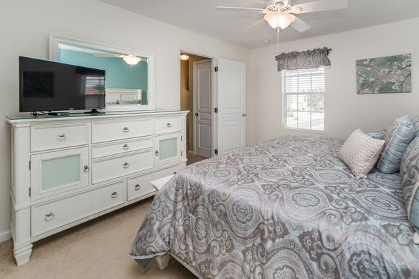 King Suite Bedroom 6
32" TV