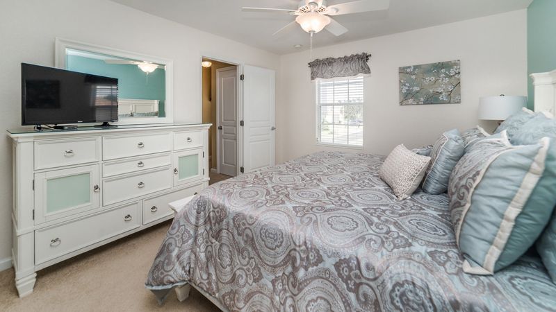 King Suite Bedroom 6
32" TV