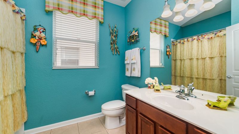 Hall Bathroom Downstairs
Tub/Shower Combo