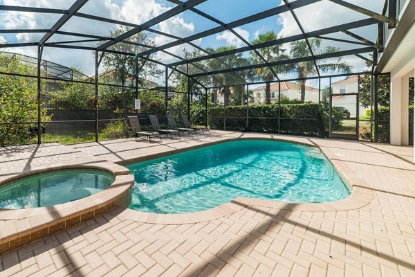 Pool/Spa/Deck
Pool Faces South