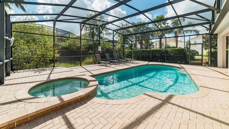 Pool/Spa/Deck
Pool Faces South