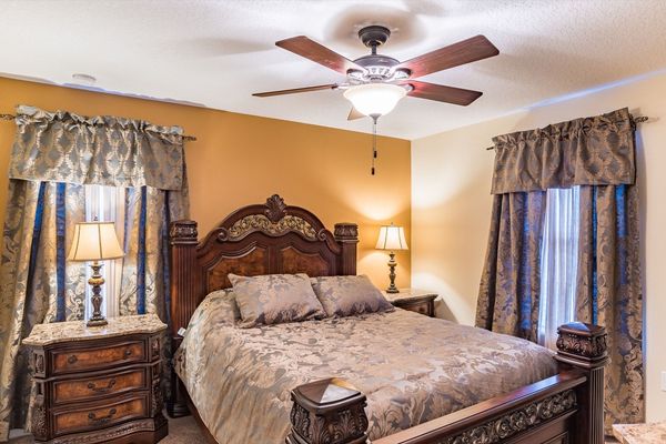 Queen Bedroom 4 Upstairs
40" TV