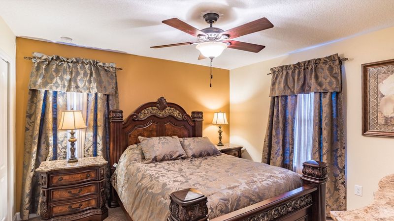 Queen Bedroom 4 Upstairs
40" TV
