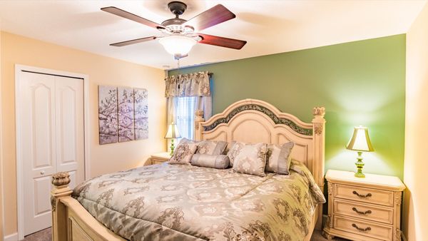 King Bedroom 7 Upstairs
40" TV