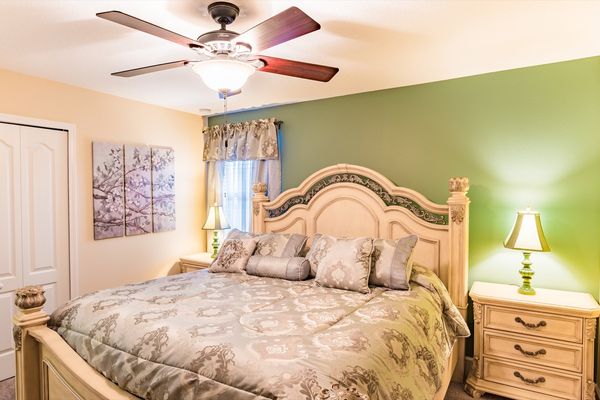 King Bedroom 7 Upstairs
40" TV