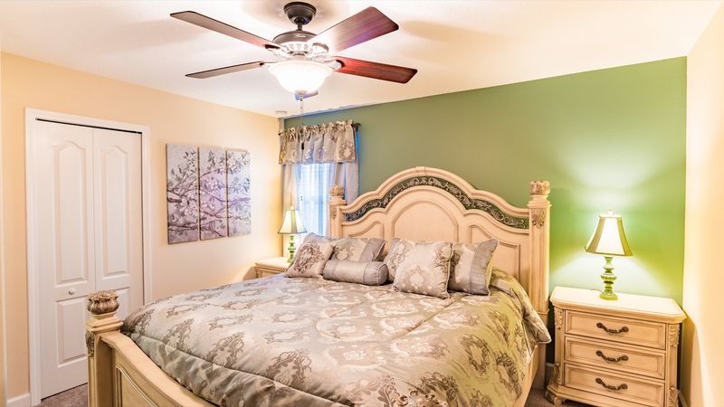 King Bedroom 7 Upstairs
40" TV