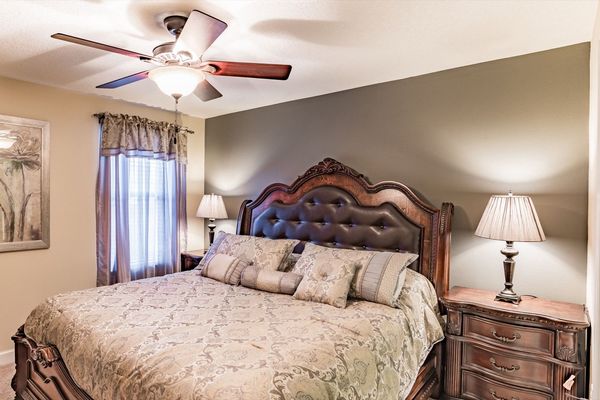 King Bedroom 6 Upstairs
Shared Bathroom-Shower
40" TV