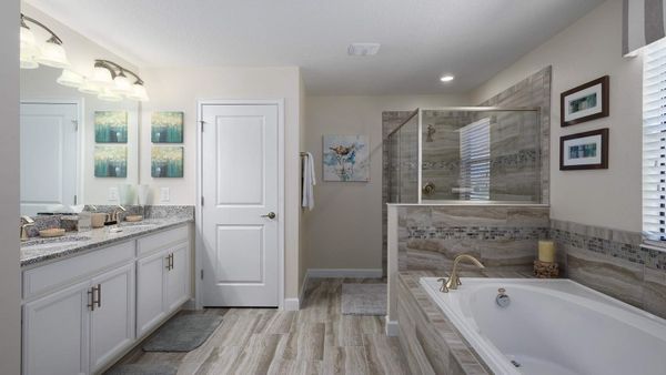Master King Bathroom 1 Upstairs
Tub and Shower