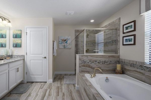 Master King Bathroom 1 Upstairs
Tub and Shower