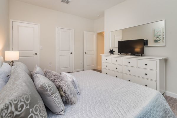 Queen Bedroom 4
32" TV