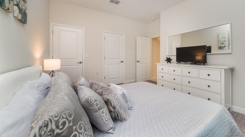Queen Bedroom 4
32" TV