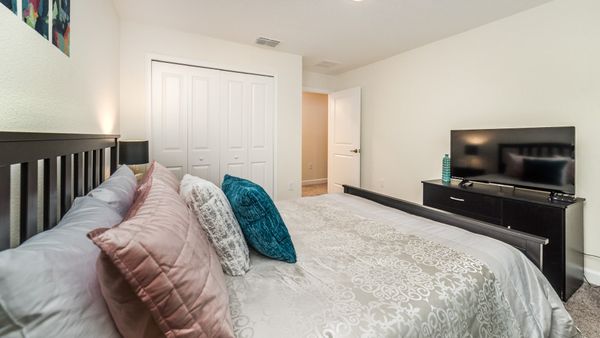 Queen Bedroom 2
32" Roku TV