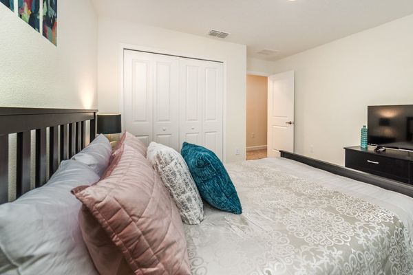 Queen Bedroom 2
32" Roku TV