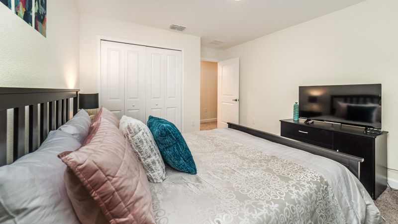 Queen Bedroom 2
32" Roku TV