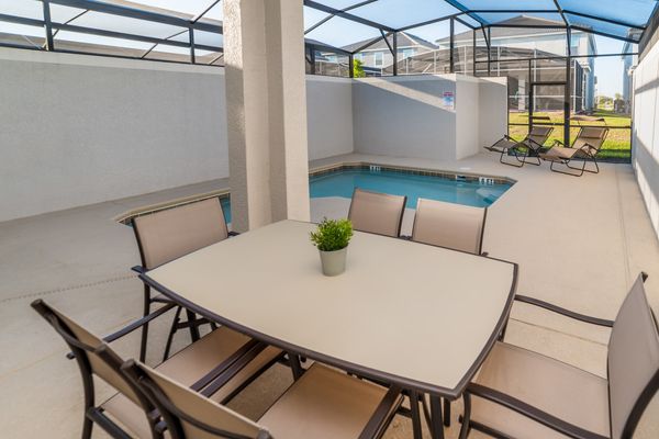 Deck
Pool Faces North