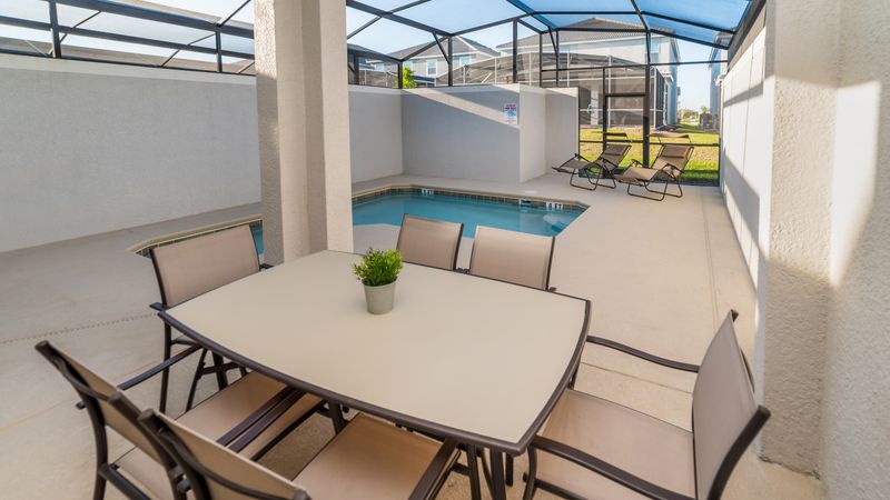 Deck
Pool Faces North