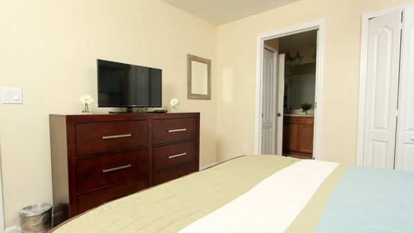 Queen Bedroom 5 (Angle)
32" TV