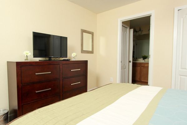 Queen Bedroom 5 (Angle)
32" TV