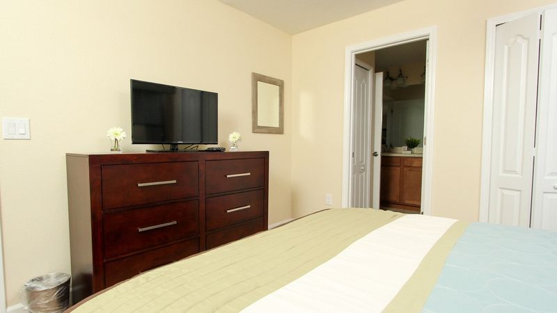 Queen Bedroom 5 (Angle)
32" TV