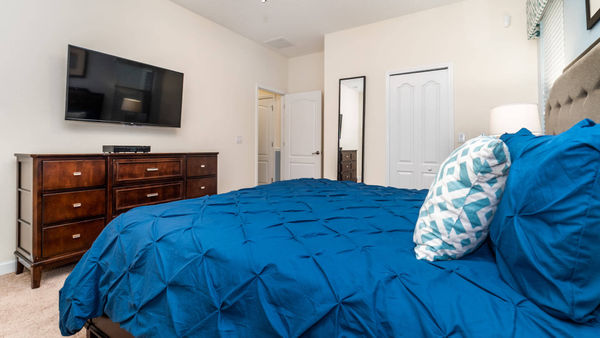 Master King Bedroom 1 (Angle)
50" TV