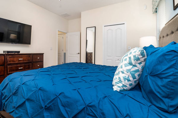 Master King Bedroom 1 (Angle)
50" TV