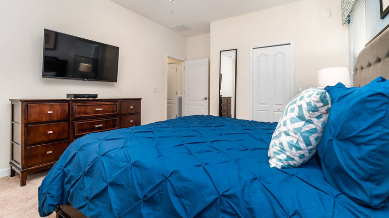 Master King Bedroom 1 (Angle)
50" TV