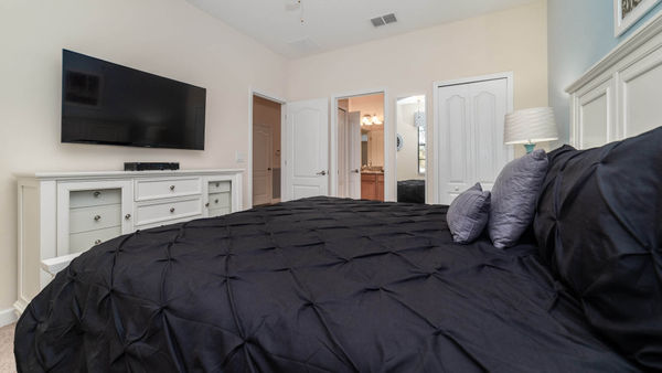 King Suite Bedroom 2 (Angle)
50" TV