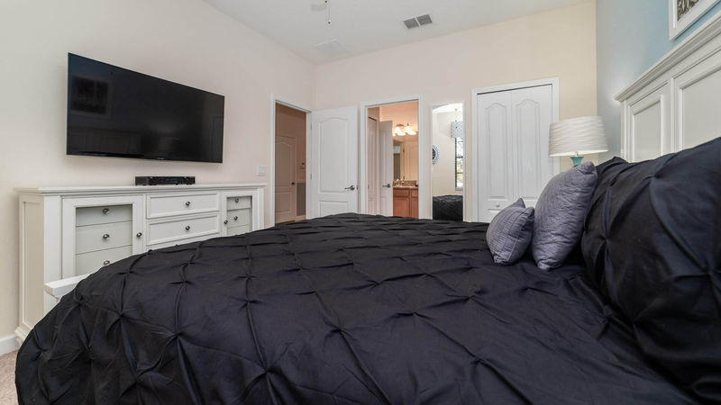 King Suite Bedroom 2 (Angle)
50" TV