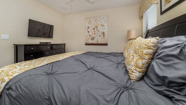 King Suite Bedroom 3 (Angle)
39" TV